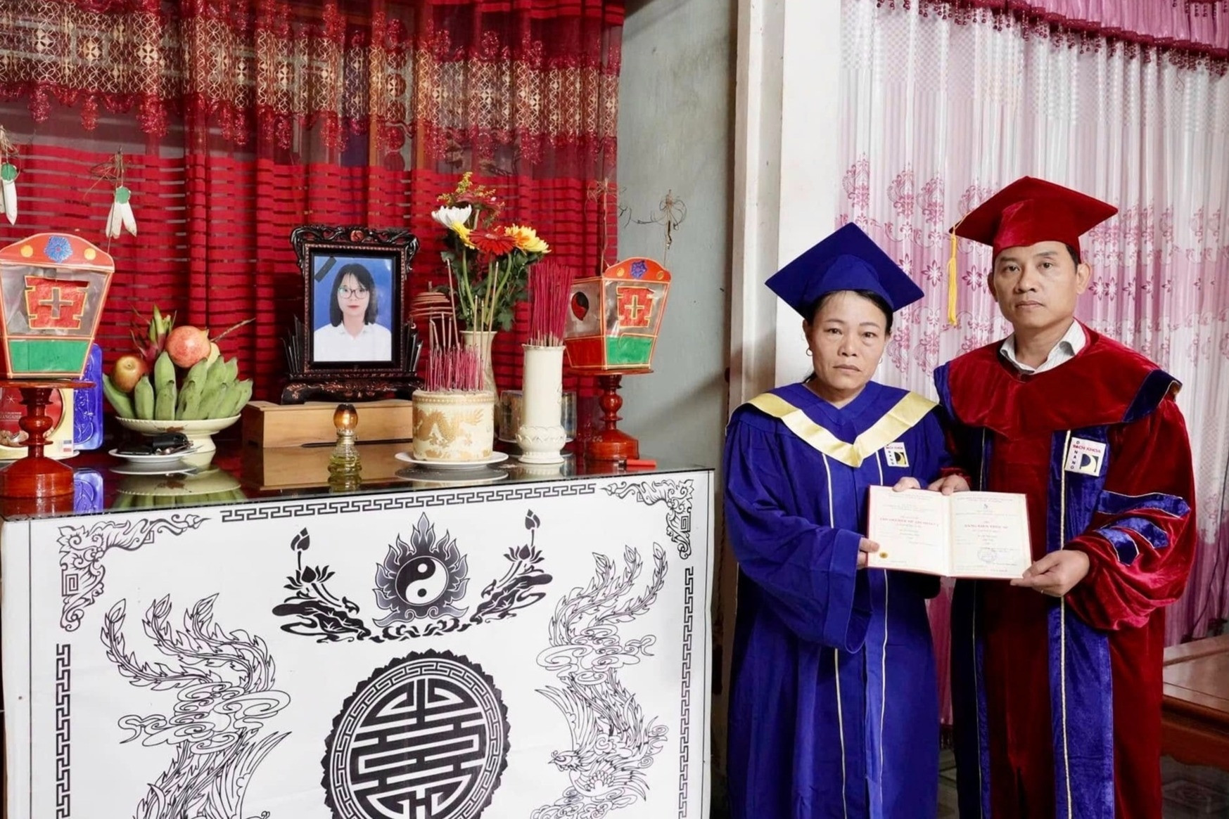 Người mẹ nghẹn ngào khoác áo cử nhân thay con gái qua đời nhận bằng tốt nghiệp