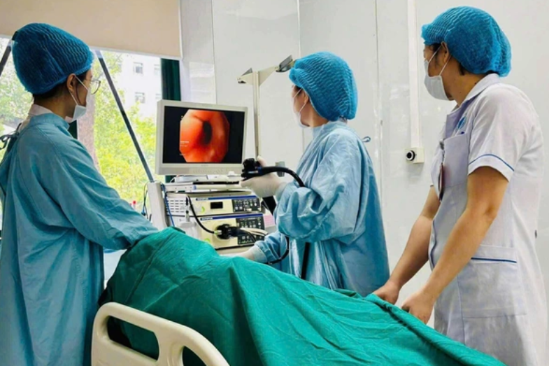 Người phụ nữ trẻ cấp cứu vì thường xuyên thức khuya lướt điện thoại