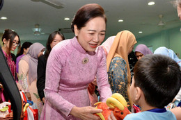 Phu nhân Chủ tịch Quốc hội thăm trẻ tự kỷ, tìm hiểu vẽ vải của Malaysia