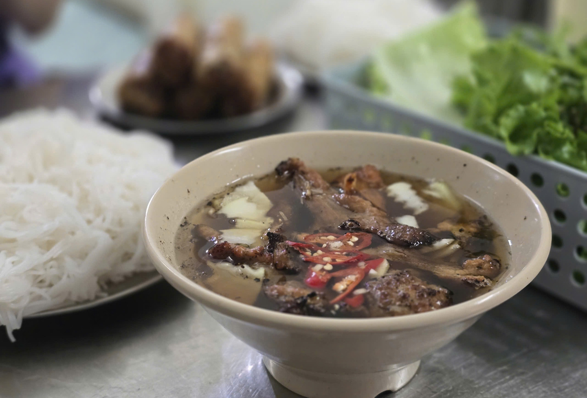 Quán bún chả 21 năm ở Hà Nội, bà chủ bán hết veo 250 suất trong 3 tiếng