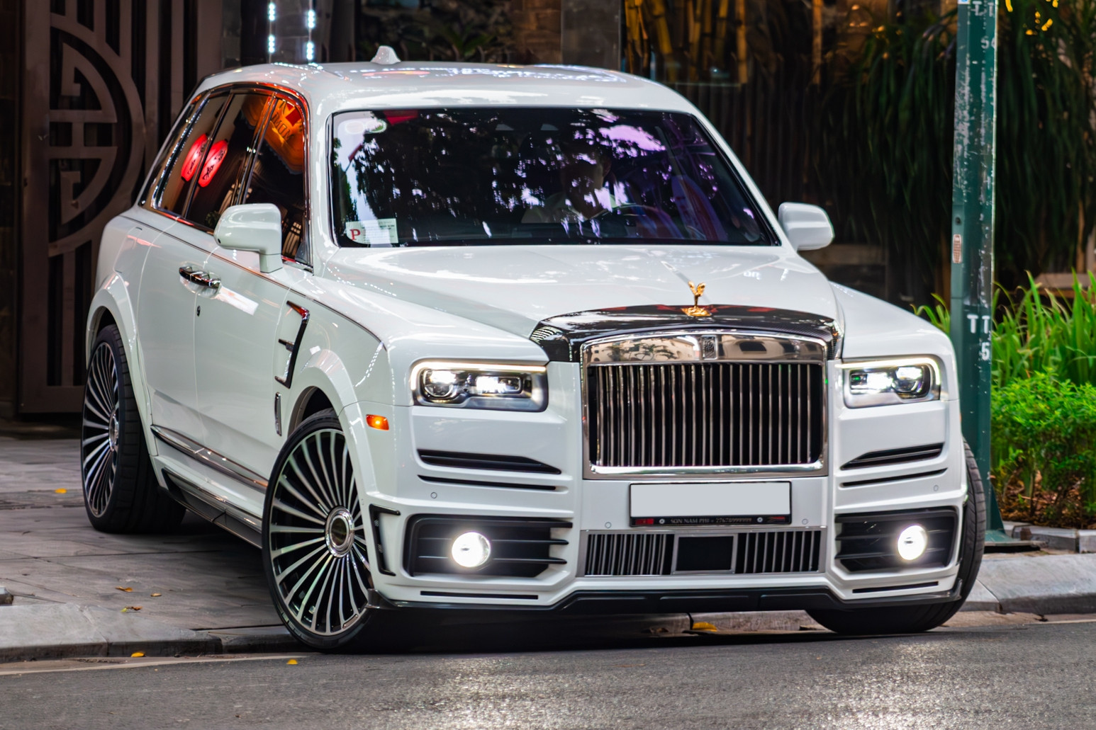 Rolls-Royce độc nhất Việt Nam của đại gia Hà Nội thay logo tốn hơn nửa tỷ đồng