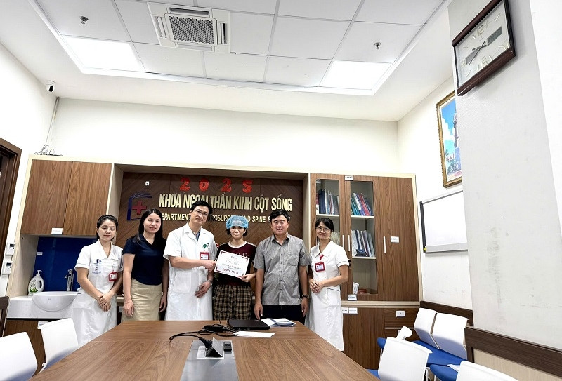 Trao hơn 49 triệu đồng đến chị Nguyễn Thị Loan bị tai nạn giao thông