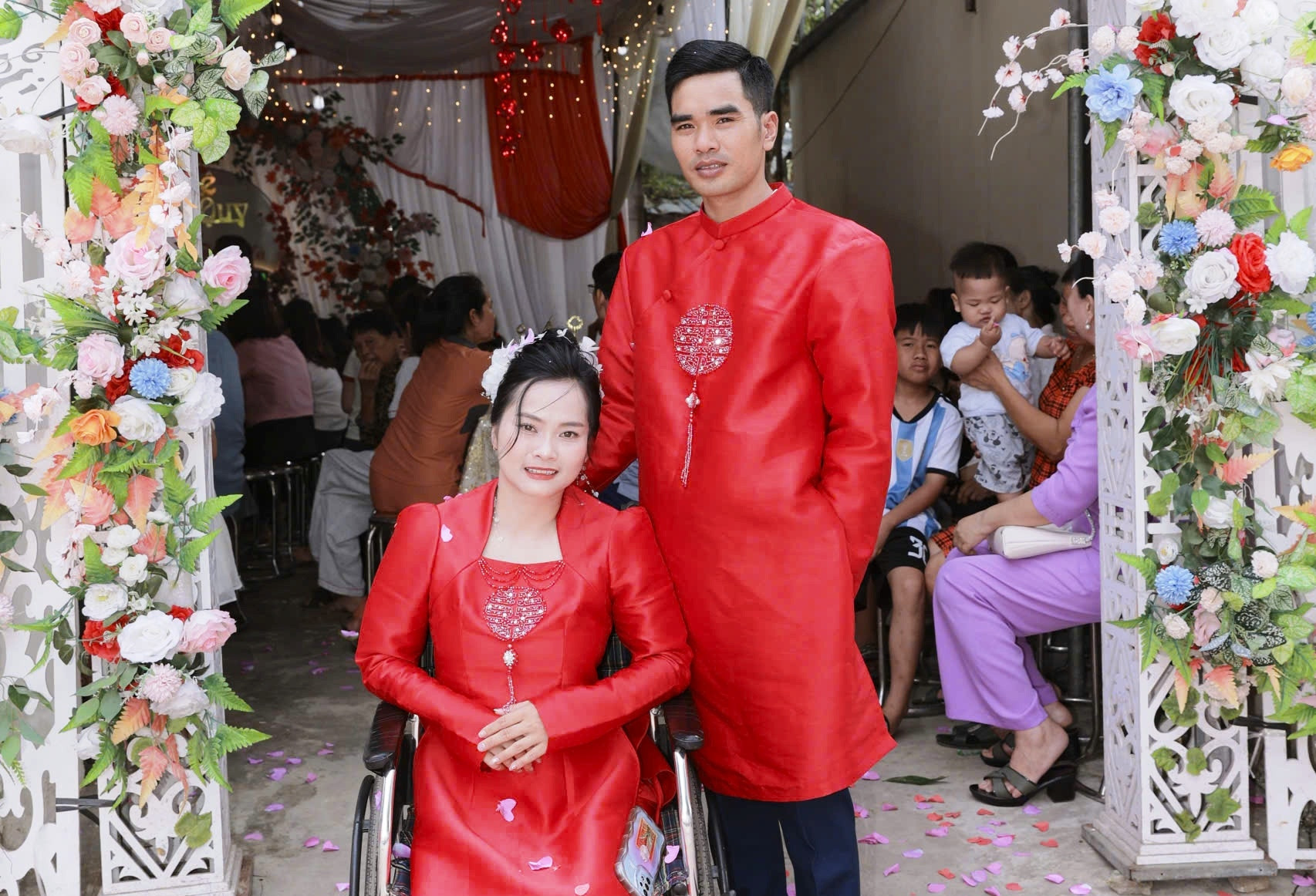 Từ bức ảnh chăn bò trên mạng, chàng trai Ninh Bình 'tìm' cưới cô gái liệt 2 chân