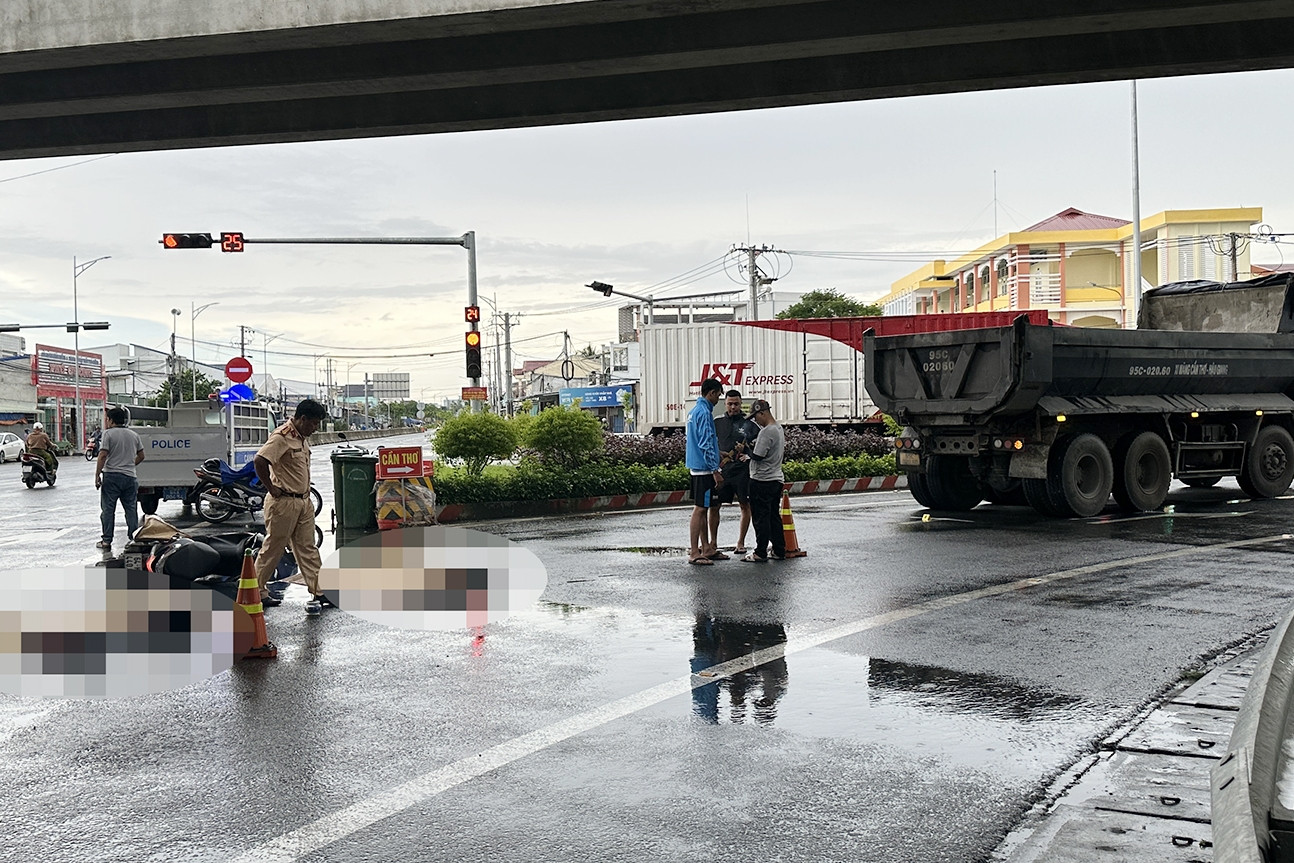 Va chạm với ô tô dưới cầu vượt, đôi vợ chồng tử vong tại chỗ