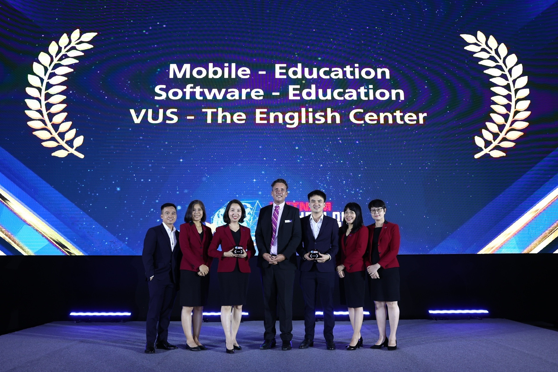 VUS ‘chiến thắng kép’ tại Asian Technology Excellence Awards 2025