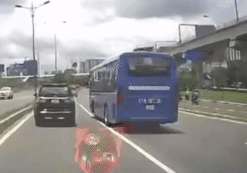 Xe buýt chuyển làn trên vạch liền, tạt đầu ô tô gây thót tim ở cửa ngõ TPHCM