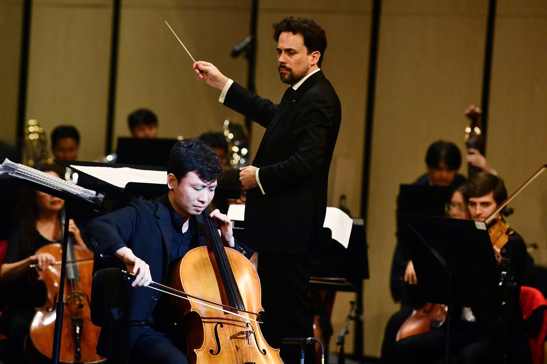 Tiến sĩ Phan Phúc làm lay động khán giả với tiếng đàn cello trong ca khúc 'Hướng về Hà Nội'