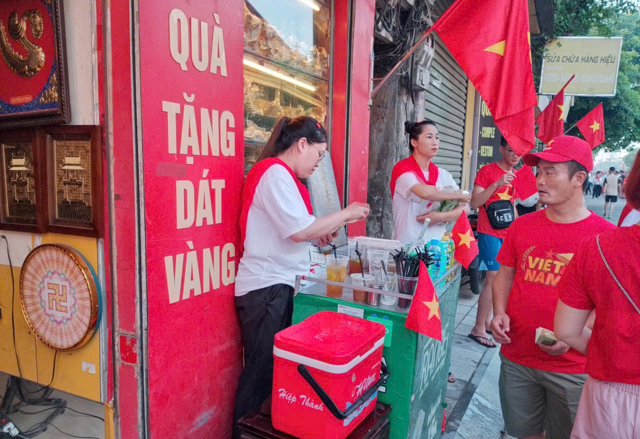 Hàng phở, trà chanh bội thu dịp lễ 2/9, chủ quán không có thời gian đếm khách