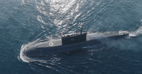 Xem tàu ngầm, trực thăng săn ngầm phô diễn sức mạnh mừng Quốc khánh 2/9