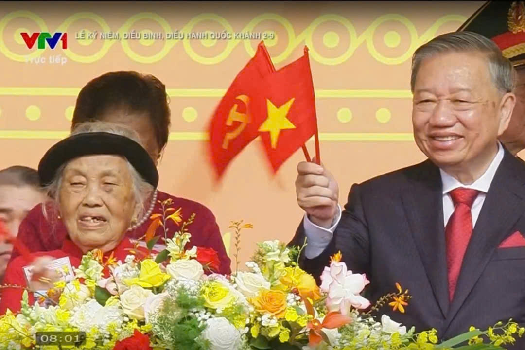 Điều đặc biệt về cụ bà ngồi cạnh Tổng Bí thư Tô Lâm tại lễ diễu binh, diễu hành 2/9