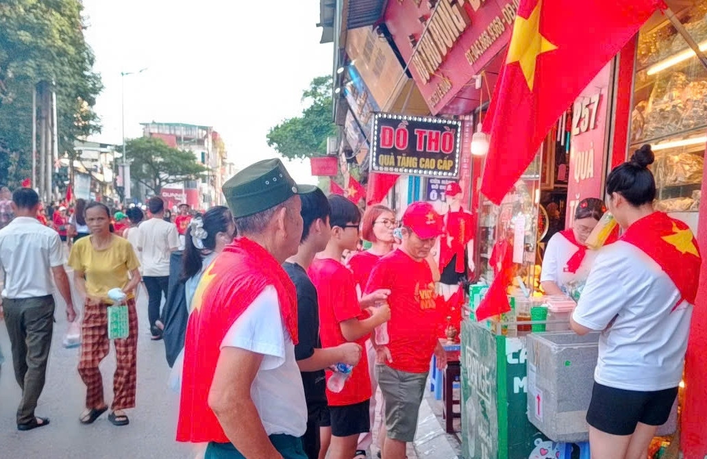 Bản tin trưa 2/9: Hàng phở, trà chanh bội thu, không có thời gian đếm khách