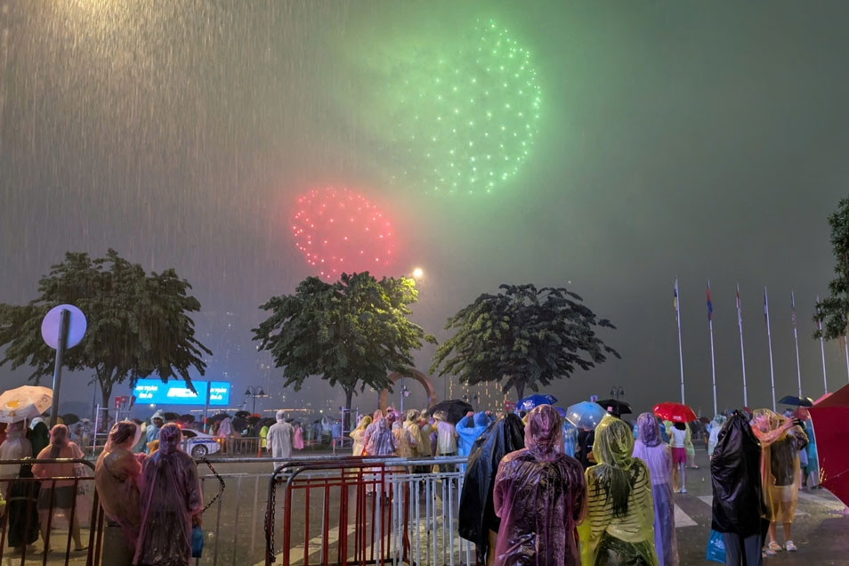 Hàng nghìn người đội mưa chờ xem pháo hoa 2/9 ở TPHCM