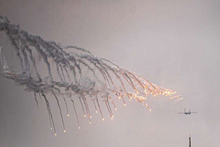 Bản tin sáng 2/9: Xe đặc chủng oai hùng dưới đất, Su 30 thả nhiễu giữa trời