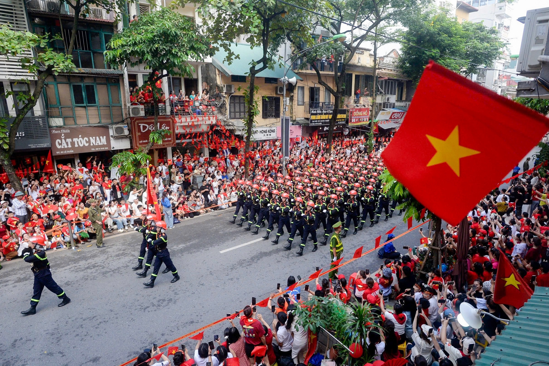 Bước chân người lính trong vòng tay triệu người ngày Tết Độc Lập