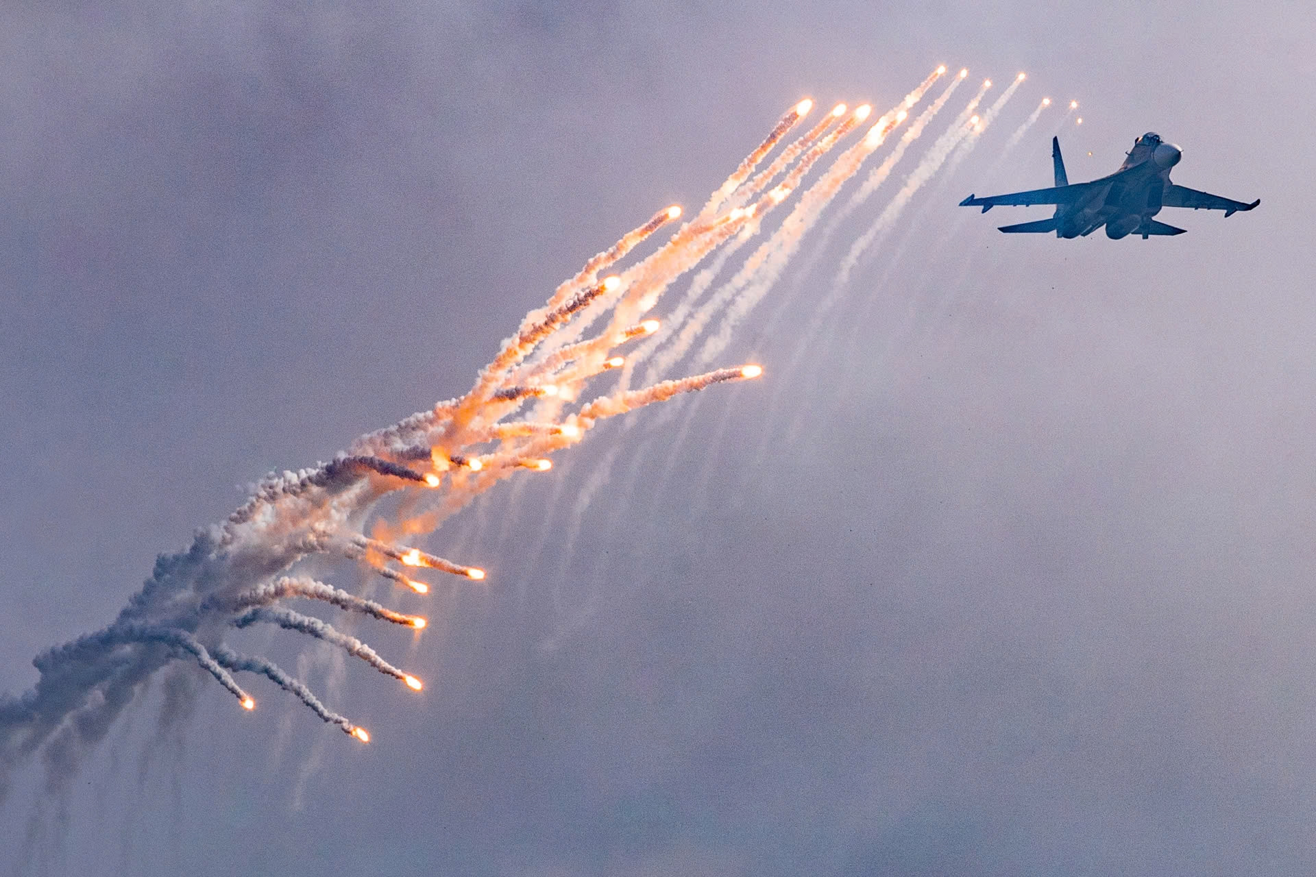 Cận cảnh tiêm kích Su-30MK2 thả bẫy nhiệt trên bầu trời Ba Đình