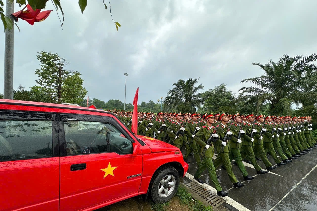 'Chiếc xe cờ đỏ' và lòng yêu nước trên mọi nẻo đường