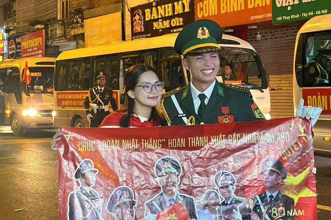 Cô gái vượt 1.600km, thức trắng đêm đợi gặp bạn trai chiến sĩ sau lễ diễu binh