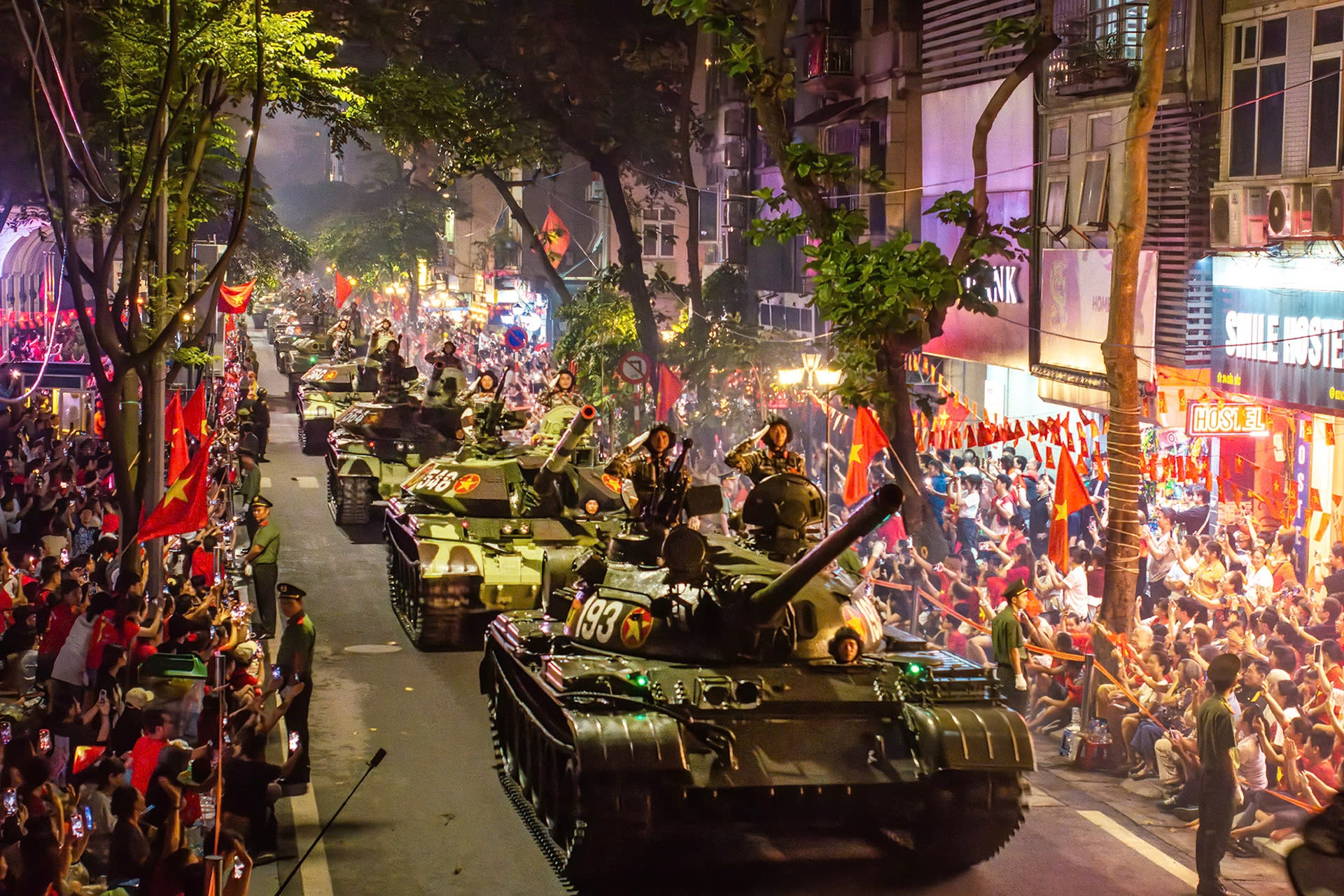 Dàn xe tăng rầm rập tiến về Quảng trường Ba Đình