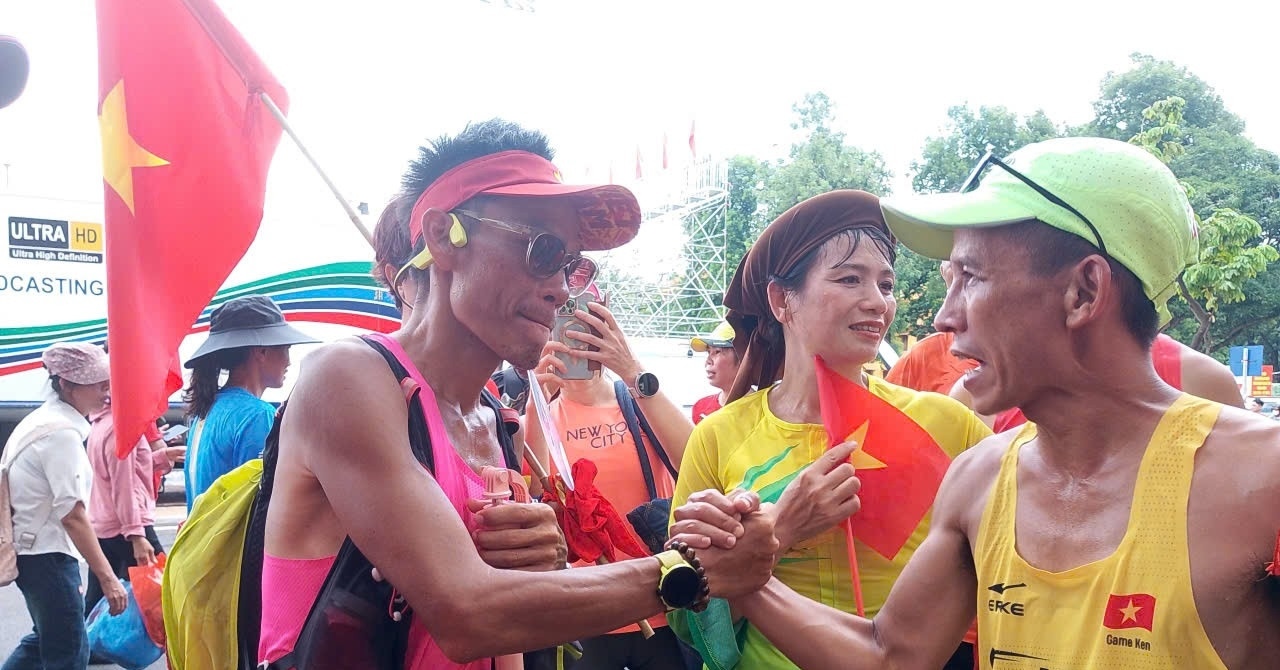 &amp;apos;Dị nhân&amp;apos; Nguyễn Văn Long hoàn thành chạy bộ xuyên Việt mừng Quốc khánh