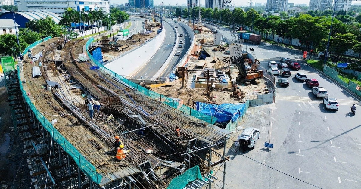 &amp;apos;Gác&amp;apos; lại sum vầy, thi công xuyên lễ tại nút giao phức tạp bậc nhất TPHCM