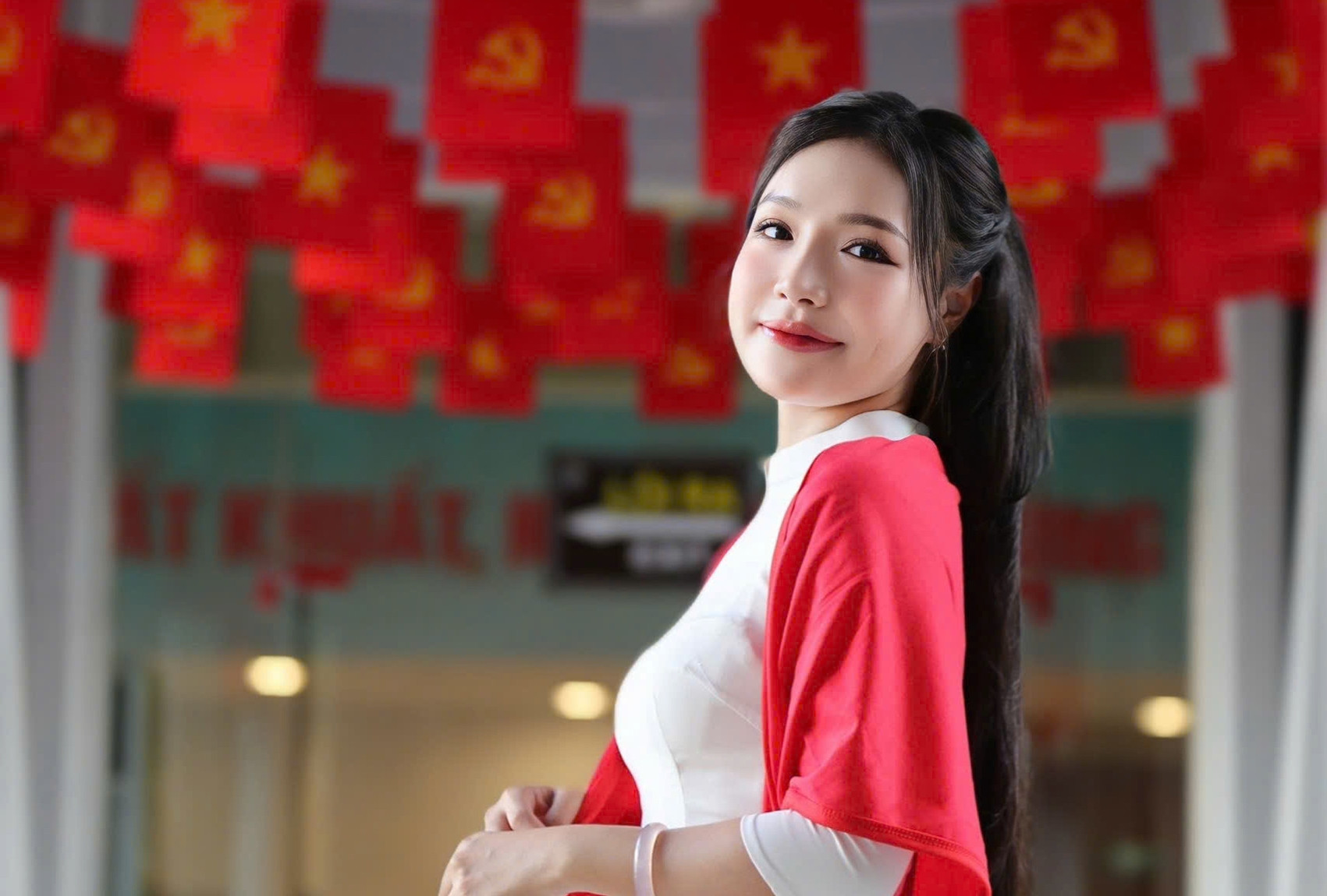 Giới trẻ diện áo dài, khoác khăn đỏ sao vàng thả dáng ở bảo tàng Quảng Ninh