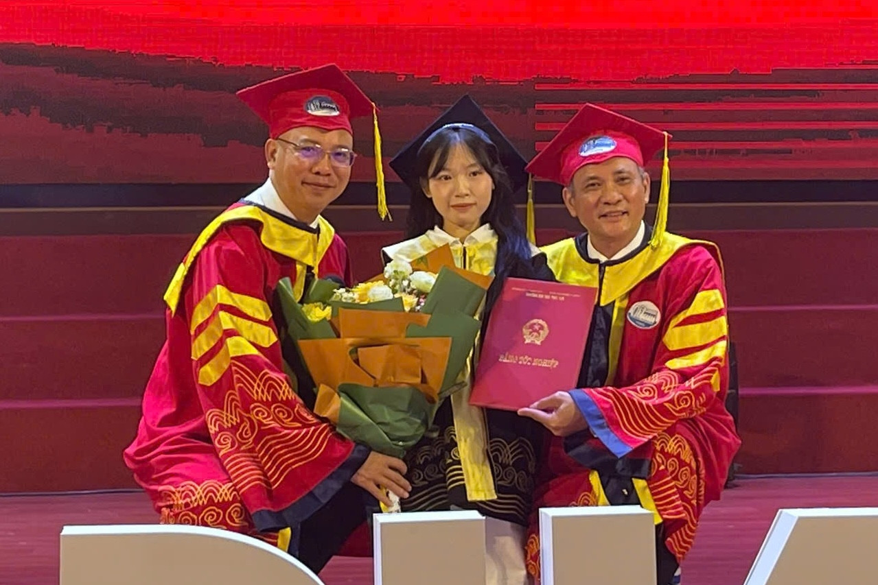 Hành trình không gục ngã của nữ sinh 'tí hon' được trường đại học đặc cách mời ở lại