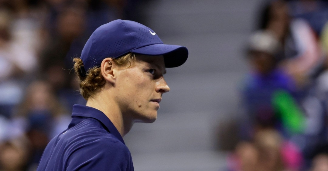 Jannik Sinner &amp;apos;dạo chơi&amp;apos; lấy vé tứ kết US Open 2025