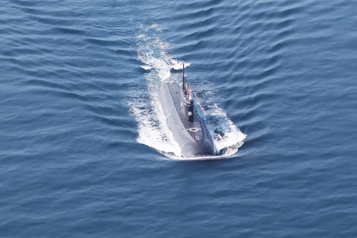 Lần đầu chiêm ngưỡng tàu ngầm Kilo 636 'hố đen đại dương' diễu binh trên biển