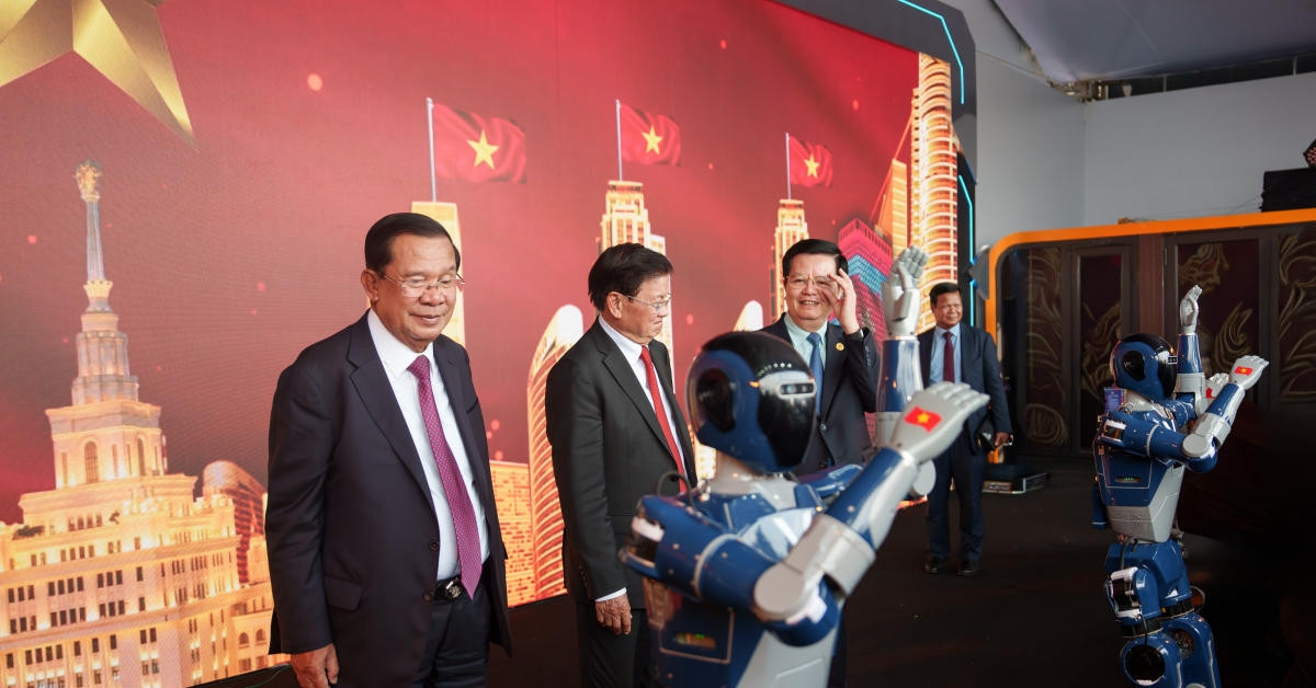 Lãnh đạo các nước tham quan triển lãm, giao lưu cùng robot &amp;apos;Make in Vietnam&amp;apos;