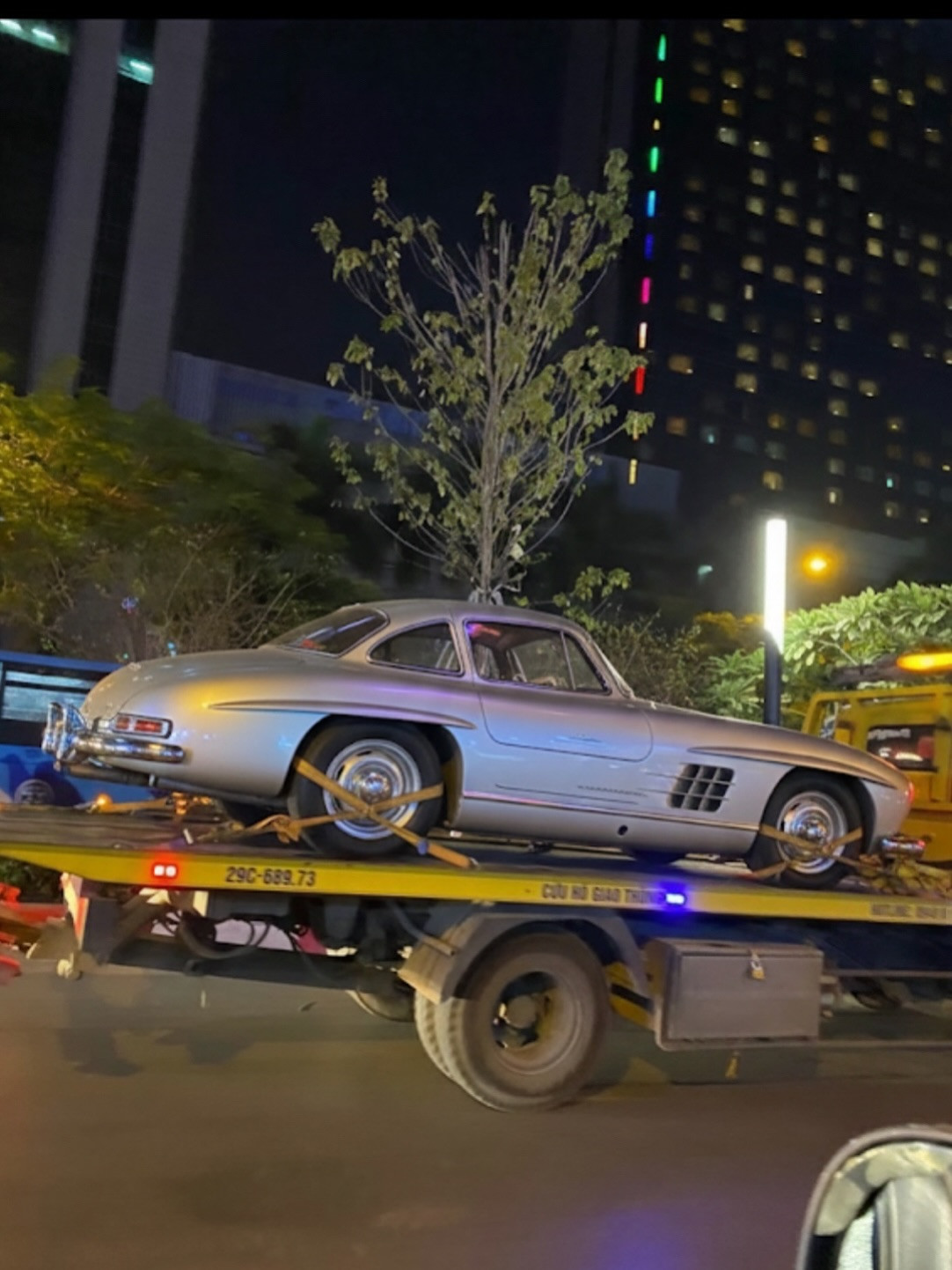 Mercedes Benz 300 SL Vietnamnet 3.jpg
