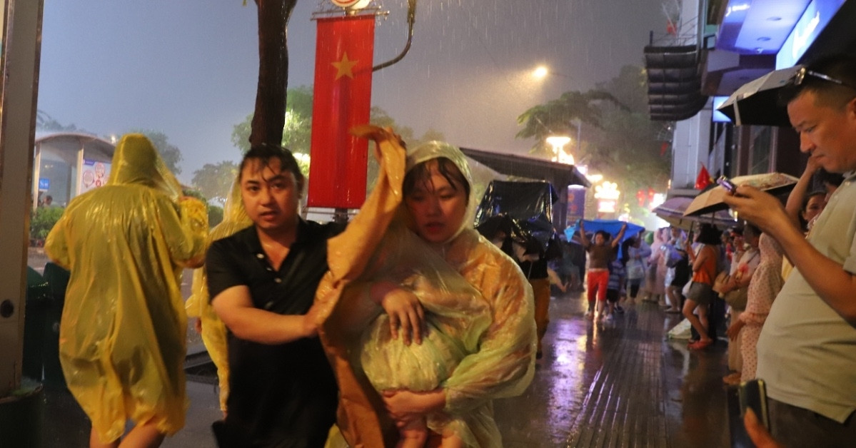 Hàng nghìn người đội mưa chờ xem pháo hoa 2/9 ở TPHCM