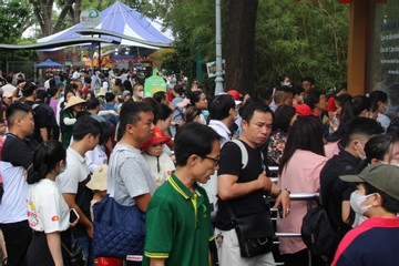 Người dân TPHCM ‘cắm chốt’ khu vui chơi chờ xem bắn pháo hoa mừng tết Độc lập