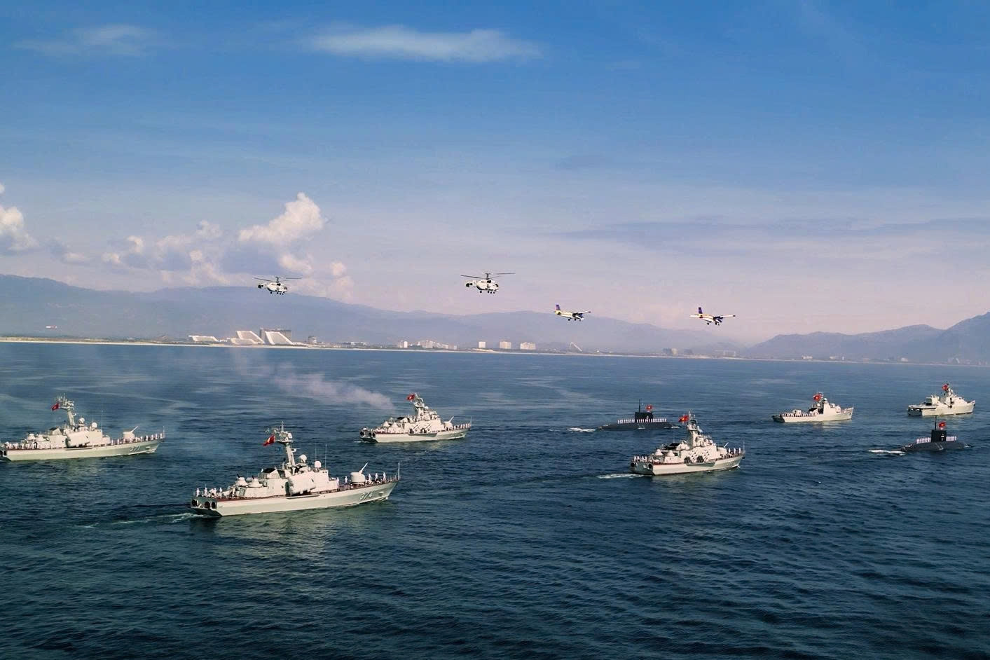 Những loại tàu và máy bay hiện đại xuất hiện trong lễ diễu binh trên biển