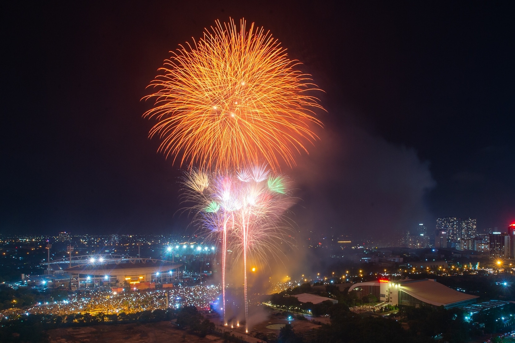 Pháo hoa Quốc khánh rực sáng trời Hà Nội, TPHCM