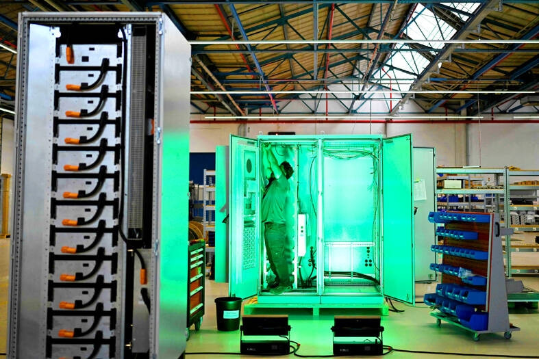 Tái chế pin xe điện để tích trữ điện mặt trời và gió