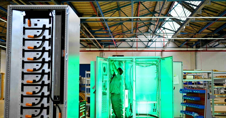 Tái chế pin xe điện để tích trữ điện mặt trời và gió