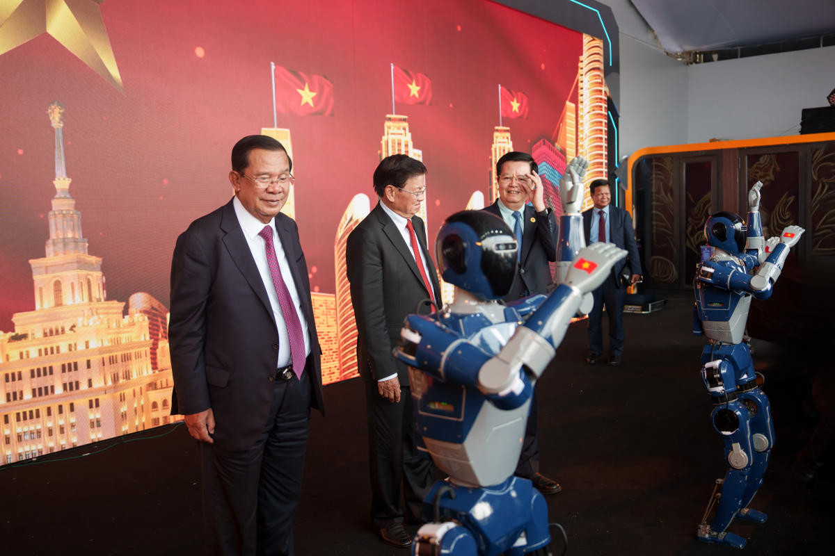 Tổng Bí thư, Chủ tịch nước Lào Thongloun Sisoulith và Chủ tịch Đảng Nhân dân Campuchia Hun Sen hào hứng giao lưu với robot hình người “Make in Vietnam” Vinmotion_A3.jpg.jpg