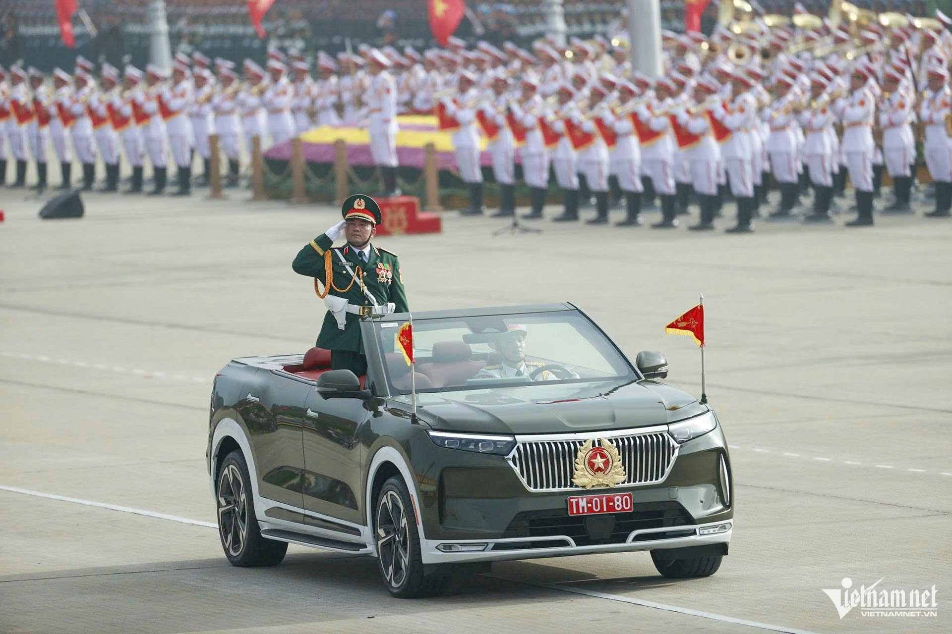W-diễu binh.jpg