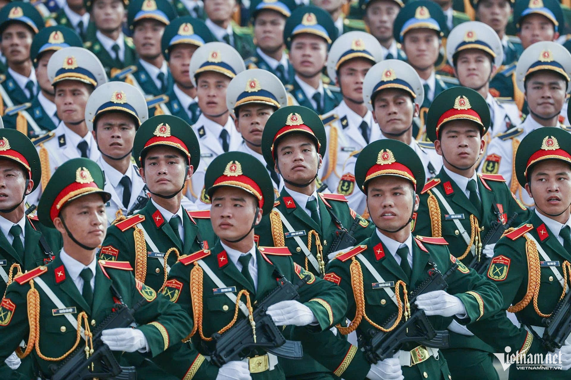 W-diễu binh.jpg