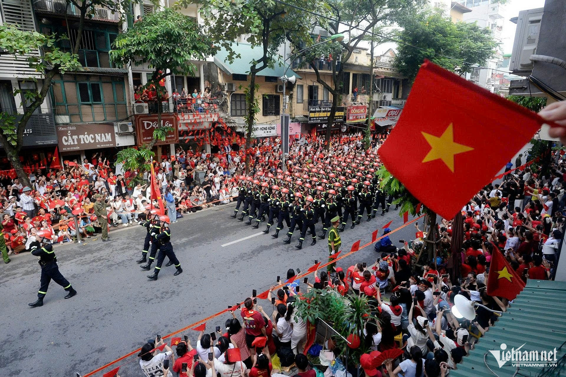 W-diễu binh.jpg
