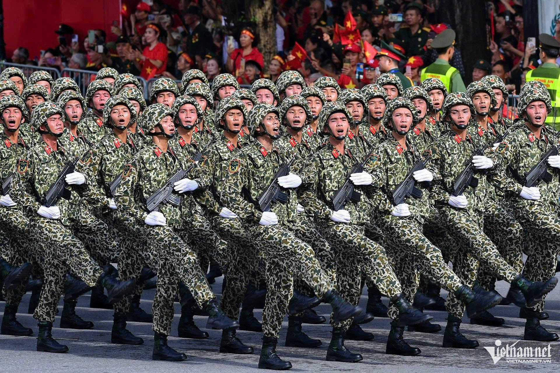 W-diễu binh.jpg