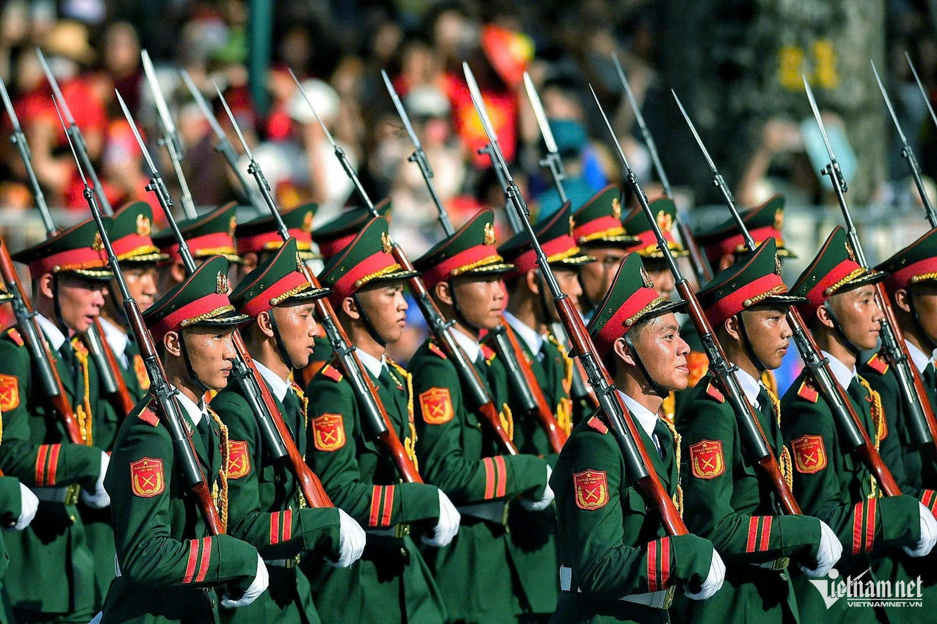 W-diễu binh.jpg