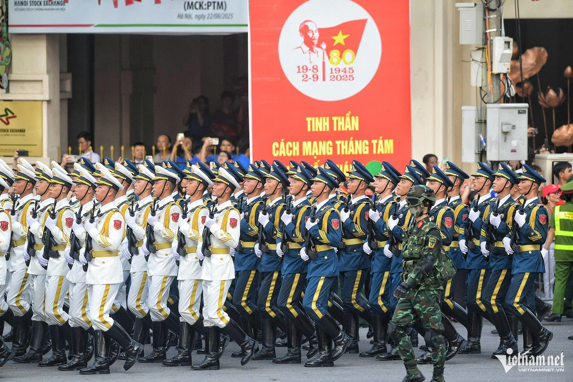 W-diễu binh.jpg