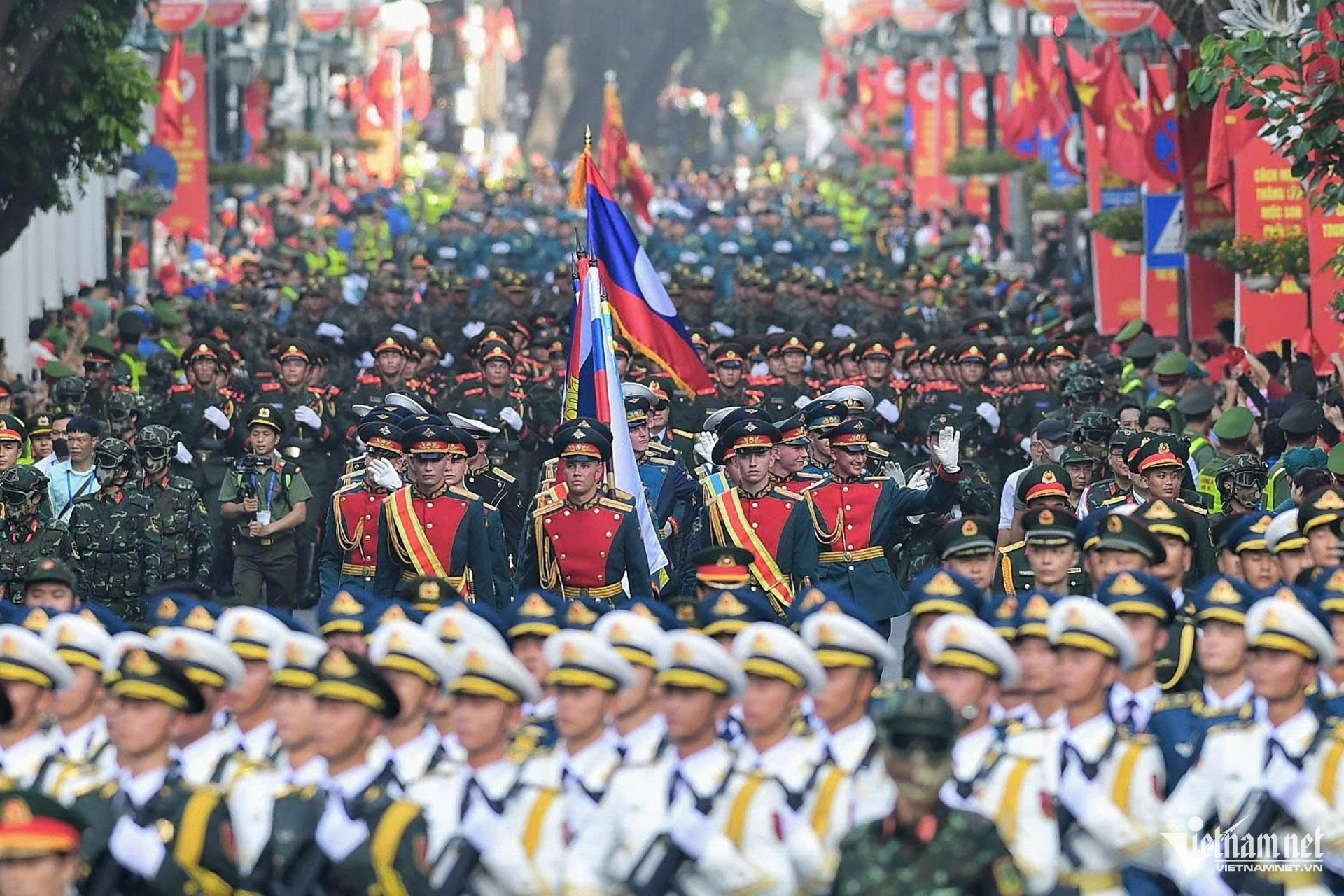 W-diễu binh.jpg