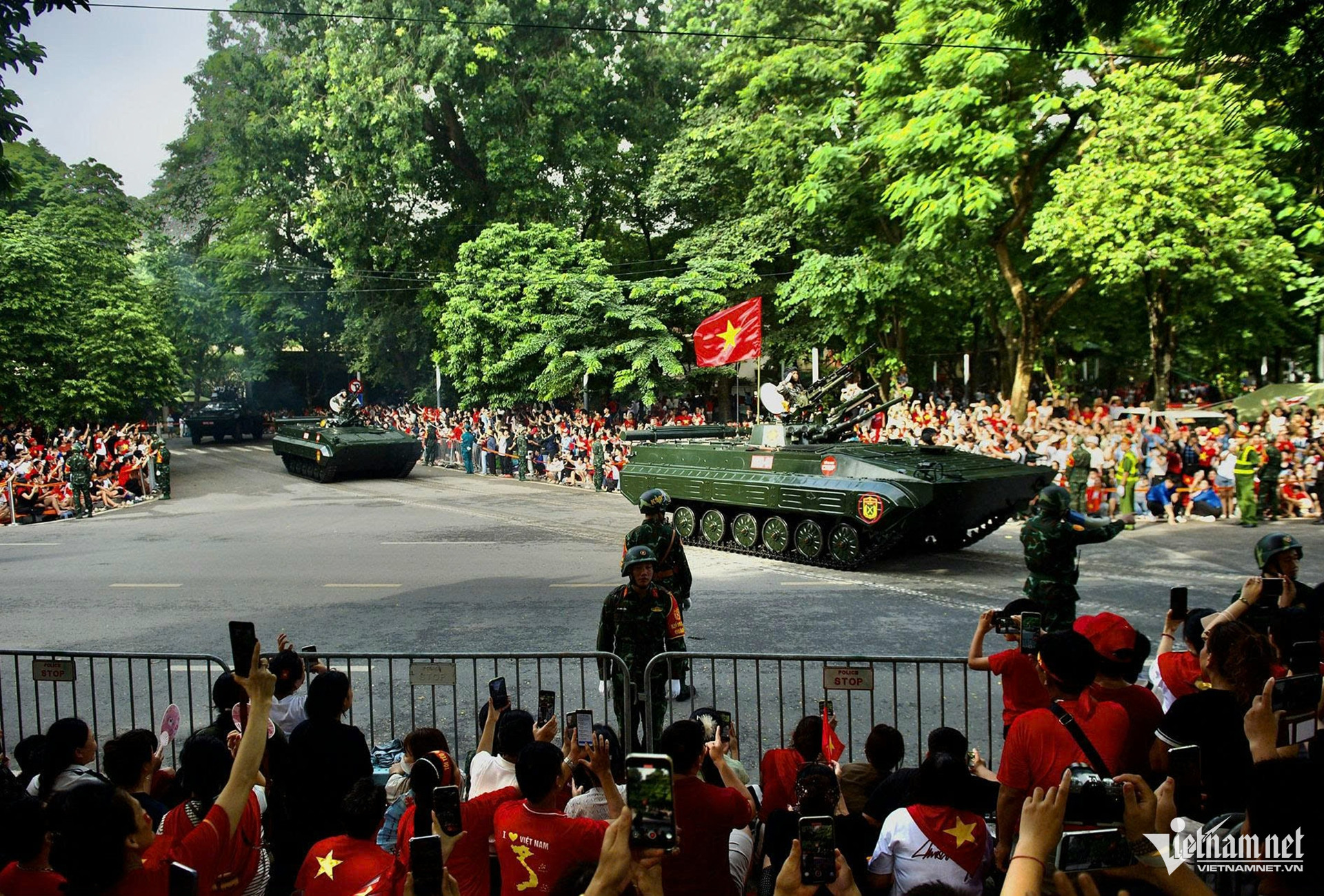W-diễu binh.jpg