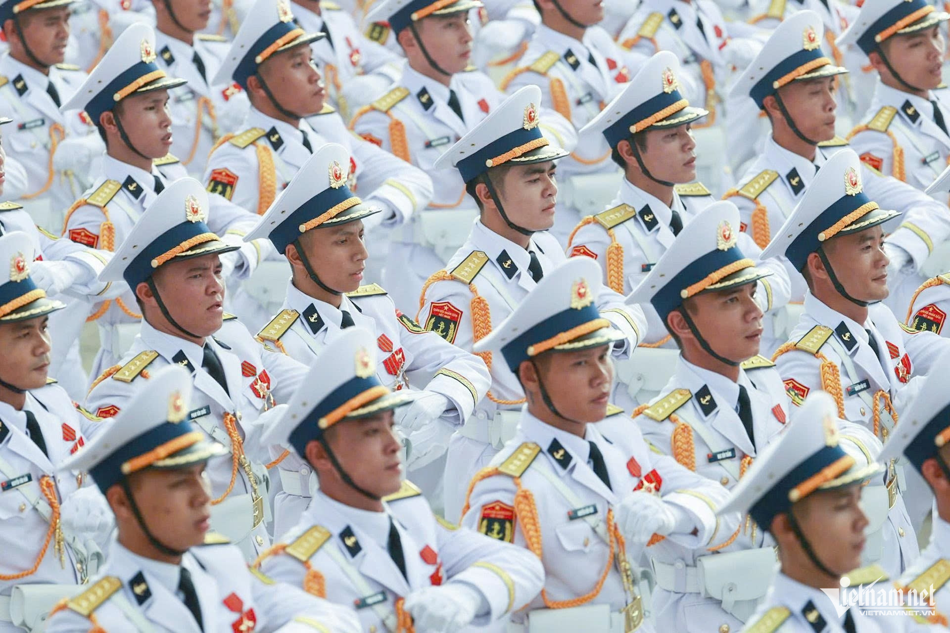 W-diễu binh.jpg
