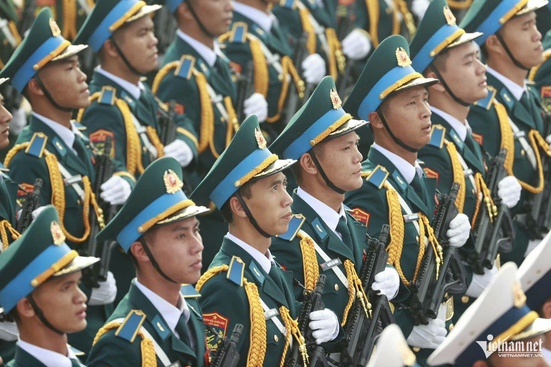 W-diễu binh.jpg