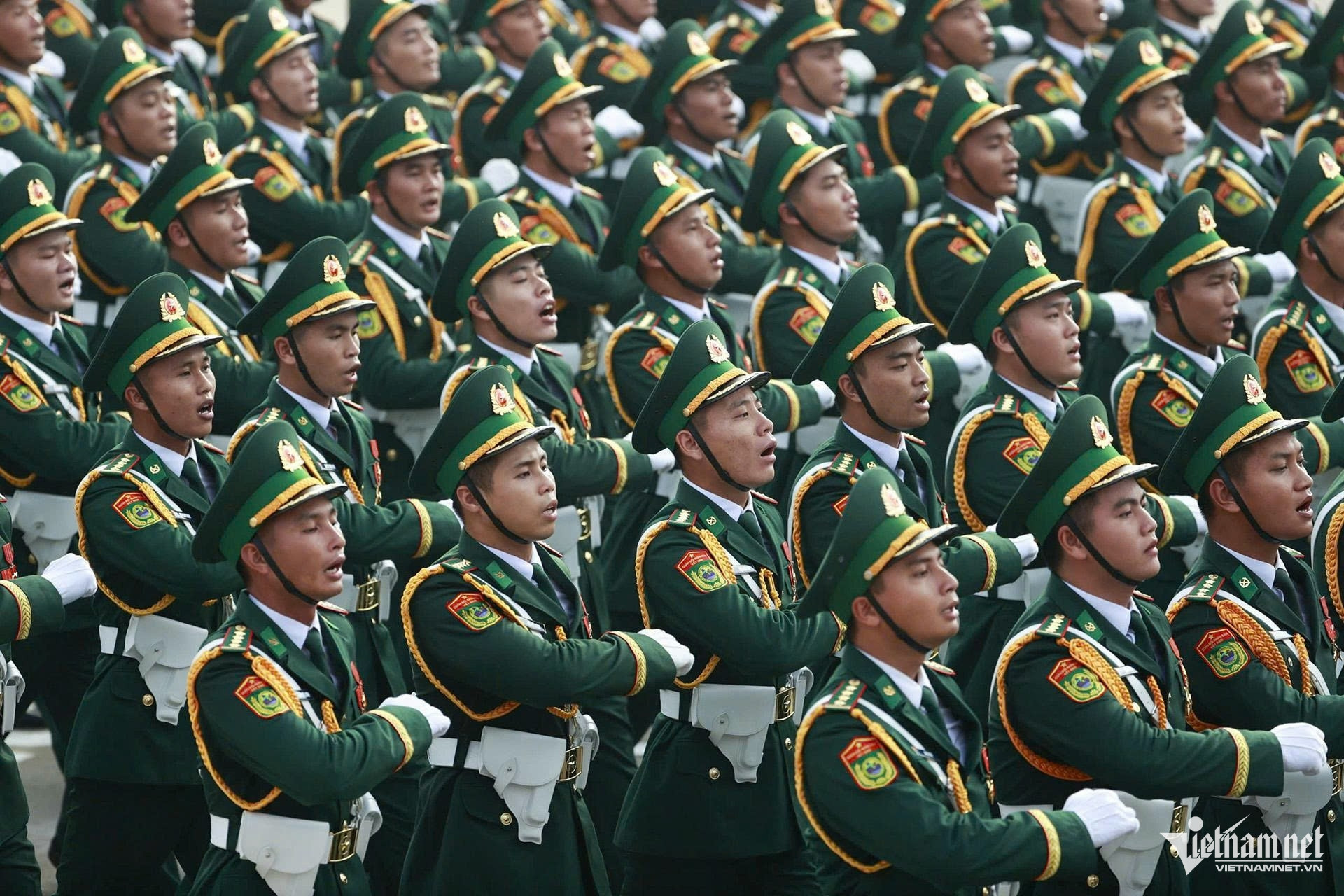 W-diễu binh.jpg