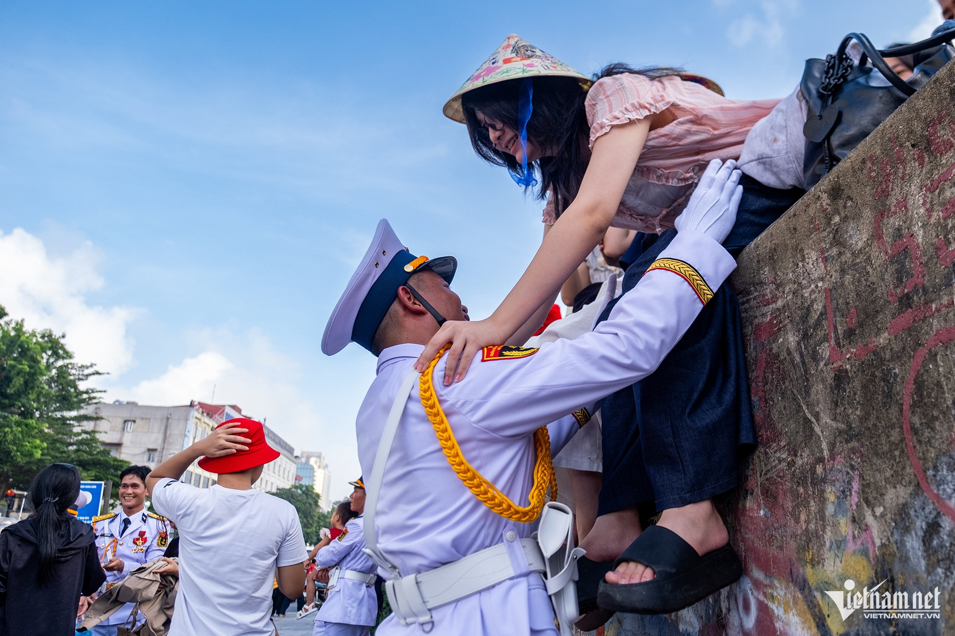 W-giao luu 2 9 19.jpg