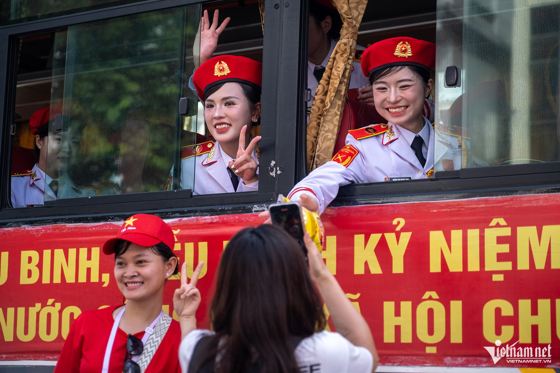 W-giao luu 2 9 30.jpg